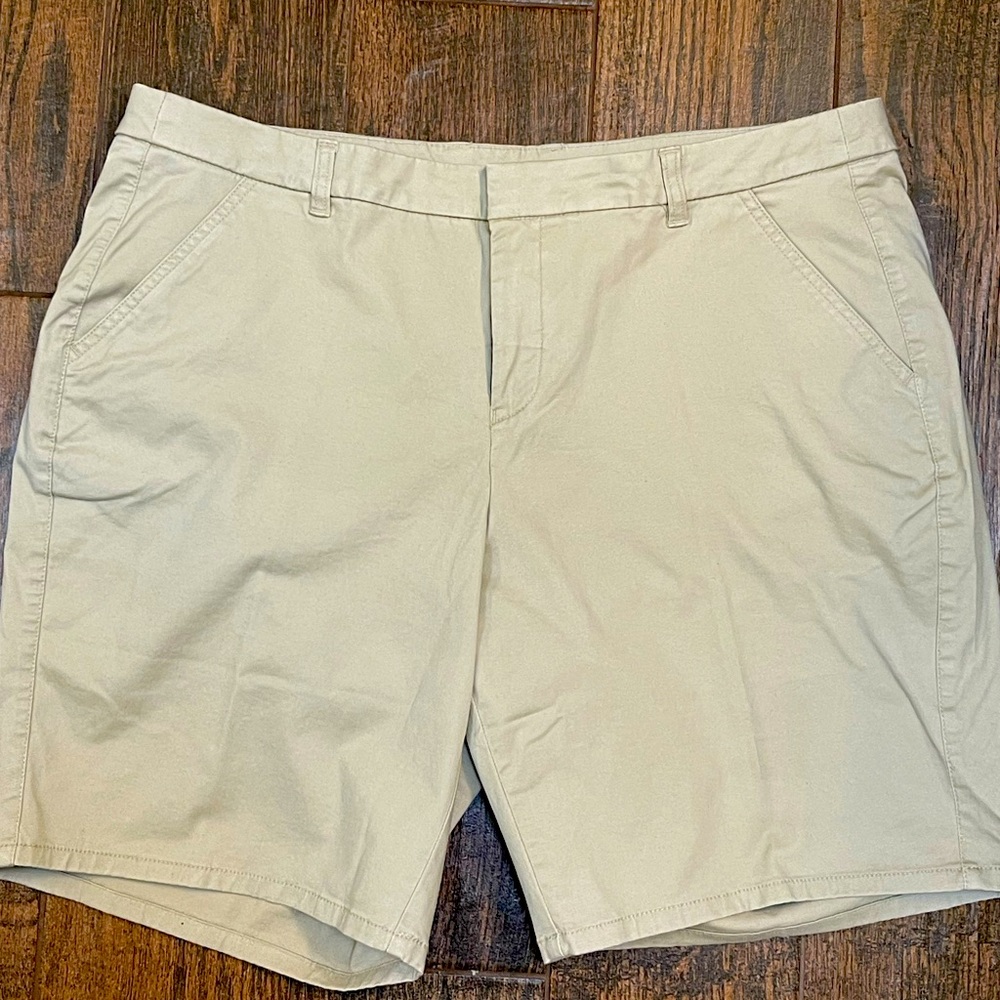 Lane Bryant Women’s Khaki Twill Walking Shorts Size 18